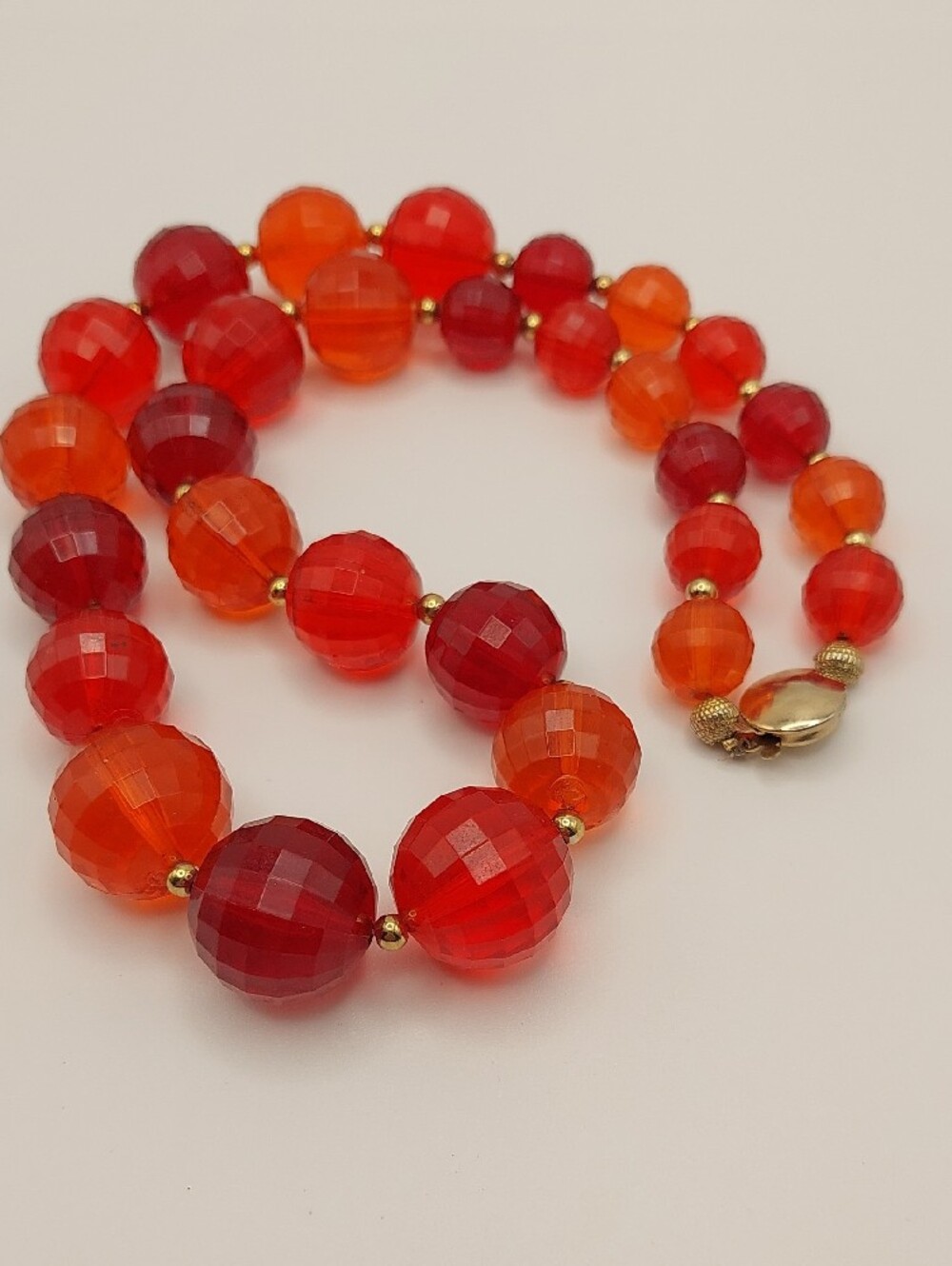 Bold Red-Orange Vintage MCM Faceted LUCITE Bead Necklace - Unbranded - Picture 5 of 12